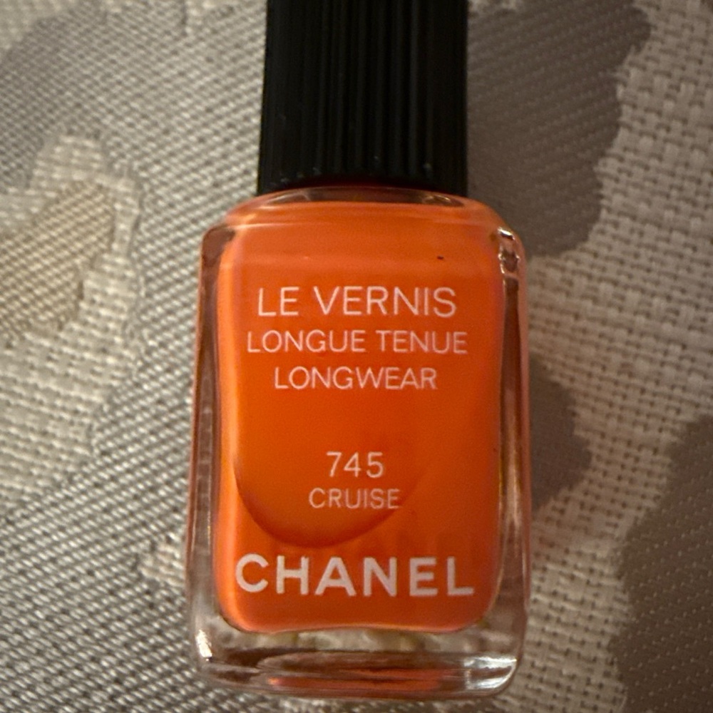 CHANEL Le Vernis Vibrant Orange Nail Polish New - Picture 4 of 4